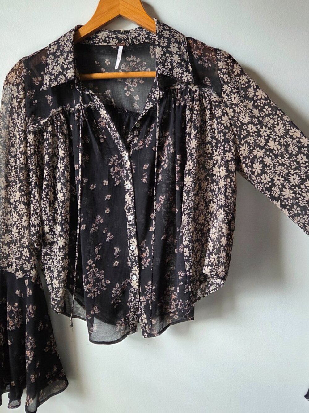 EUC FREE PEOPLE DITSY FLORAL ROMANTIC BOHO TOP SIZE XS - Picture 2 of 15
